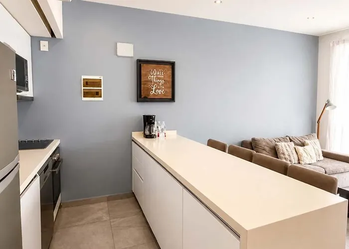 Quiet Pool-view 1br Near 5th Avenue